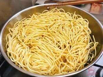 step2: 水滾烚一烚伊麵，盛起備用；