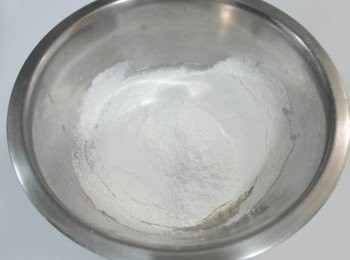 step2: 接著把麵粉過篩~~