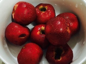 step1: 清洗山楂並去核。