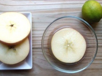 step2: 將檸檬榨成汁，蘋果切成厚片狀(約1cm的厚度),把每片切好的蘋果片完全浸泡過檸檬汁,這樣可防止蘋果片氧化。再一片片鋪在網片上(食物風乾機專用的網片)全部放進機器裡進行風乾。過程中需稍微調整每層蘋果片的位置,經過57度c的低溫風乾18-20小時即可完成。