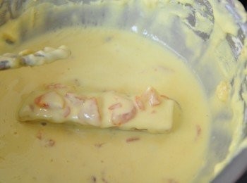 step5: 再將年糕一一放入粉餬中，把金桔碎糖小心的鋪在最上層