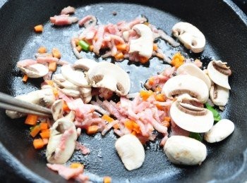 step1: 先將紅蘿蔔末、培根、磨菇下鍋爆香炒出香氣