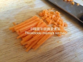 step2: 紅蘿蔔切幼粒、