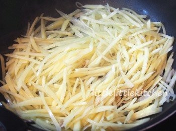 step2: 用油炒香乾蔥片，下薯絲炒至乾身，贊紹酒，下少許糖，鹽調味