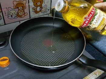 step9: 平底鍋洗淨、燒熱，倒入百得利純正橄欖油