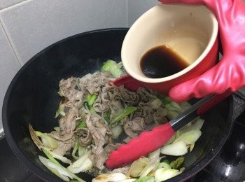 step4: 再加入<span class="group_2">汁料</span>炒均, 先試味, 隨個人喜歡咸甜度, 加少許水減少濃味感