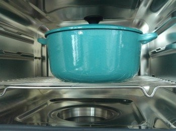 step4: 蒸爐用100度蒸燉1小時。如無蒸爐可用電子燉盅或用明火用熱水燉。