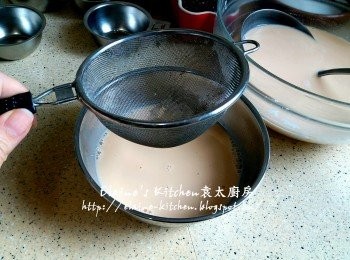 step4: 10分鐘後倒入粉漿內拌勻 , 再用隔篩將粉漿篩一次去除多餘粉粒