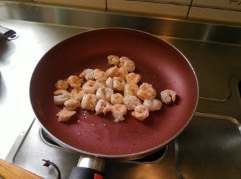 step7: 起油鍋炒蝦仁約8分熟起鍋備用