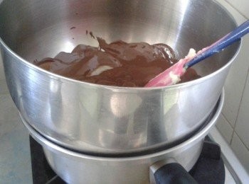 step1: 先將巧克力用微波爐或隔水加熱溶化，待涼備用