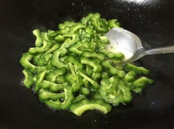 step2: 鑊子內煮滾熱水, 水滾後加入涼瓜及小許鹽中大火煮2-3分鐘至軟身 (隨個人喜好吃軟身或爽口調教時間)關火瀝乾