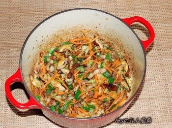 step3: 加入五花肉爆香,將蝦米及香菇下鍋翻炒出香氣後加入適量的鹽及胡椒粉調味,再加入胡蘿蔔絲及蔥花芹菜末翻炒一下