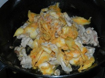 step2: 倒入黃金泡菜快炒