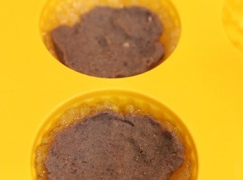 step4: 蒸完第一層後把紅豆蓉放在中間