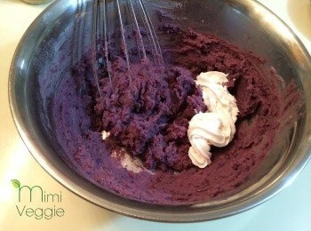 step2: 紫蕃薯洗淨、去皮、切粒，放在碟內。然後將蕃薯，隔水蒸熟，即時用「薯蓉器 或 大湯匙」壓成蕃薯蓉。