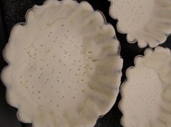 step3: 酥皮壓入撻模後用叉刺孔,