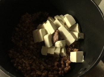 step4: 再加入豆腐粒, 輕輕炒勻