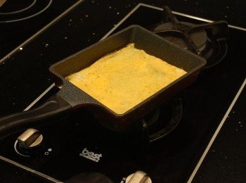 step1: 將雞蛋打成蛋汁,熱油鍋後,加入少許蛋汁煎成薄薄一片,起鍋後繼續將蛋汁下鍋煎成蛋皮,直到蛋汁用完為止。再將蛋皮切成細絲備用。