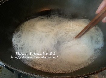step9: 米粉放入水中煮至散 , 盛起備用