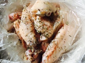 step1: <a href="https://bit.ly/3zHU5V3" target="_blank" data-keyword="雞翼" class="guide-link"><strong>雞翼</strong></a> <span style="display:inline-block;vertical-align:middle;margin-top:-3px;color:initial;border-radius:3px;padding:2px 3px;font-size:12px;line-height:14px;background:#87d300;color:#fff;">即買</span> 用醃料放食物袋內封口，醃最少2小時或過夜。