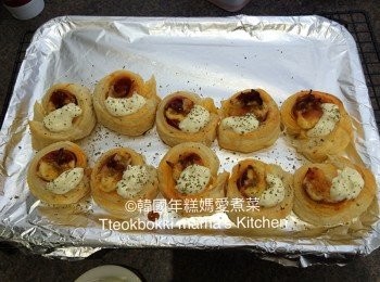 step13: 將焗好的酥皮卷取出俊，分別在每個酥皮卷上放上適量的法式酸奶油和少許洋莞莤parsley作裝飾，即可。