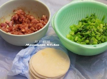 step2: 2.碎豬肉加入調味料拌勻，再加入中芹粒拌勻。