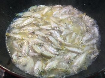 step7: 倒入滾水，水煮滾後，加蓋用小火煲30分鐘至湯變色奶白色即可熄火。