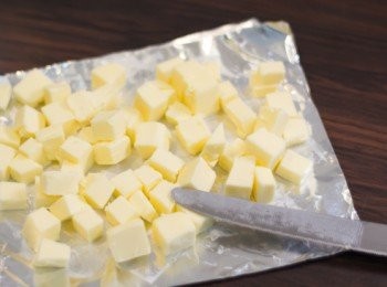 step1: <span class="group_1">撻皮</span>無鹽牛油切成約 1-2 cm方塊後放回冰箱（refrigerator）備用