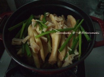 step3: 熱鍋少油下薑片蒜葱, 再放鴨掌, 花菇,瑤柱及浸過的花菇,瑤柱水併倒入鍋裡, 放蔥段上蓋慢火煮20分鐘, 熄火焗20分鐘