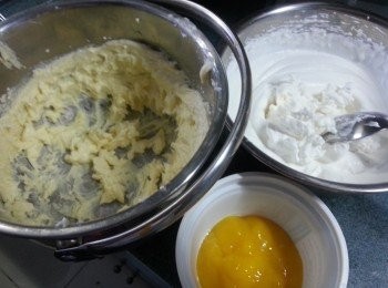 step8: 再將忌廉芝士及芒果汁60g.淡忌廉拌勻
