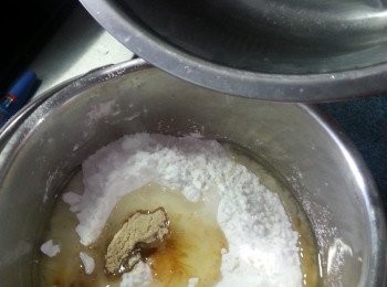 step10: 將開粉漿料用碗盛起,慢慢加入550g水開成滑漿