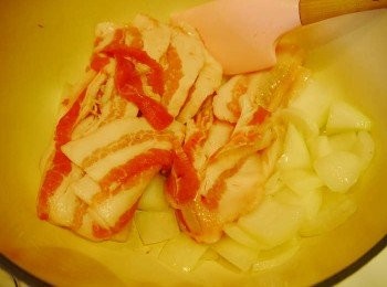 step2: *熱油鍋清炒洋蔥。半熟透後下豬肉片拌炒~