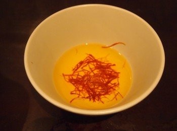 step2: 番紅花用少許熱水浸泡，讓顏色滲出