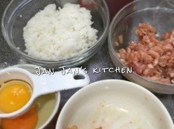 step1: 預備好材料！豬肉先稍醃，留起一個蛋黃給飯用，其餘打發。