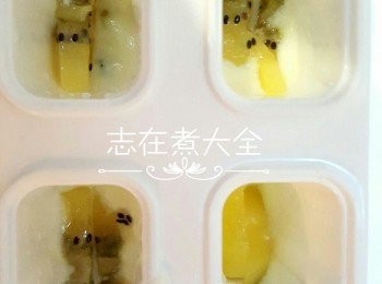 step2: 先放一半乳酪入雪條模，再放入一半水果，用棒將水果略為壓向乳酪