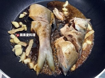 step6: 水份剩一半時，打開鍋蓋，淋入醬油。