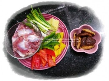 step1: <a href="https://bit.ly/3uTwVKG" target="_blank" data-keyword="雞腎" class="guide-link"><strong>雞腎</strong></a> <span style="display:inline-block;vertical-align:middle;margin-top:-3px;color:initial;border-radius:3px;padding:2px 3px;font-size:12px;line-height:14px;background:#87d300;color:#fff;">即買</span> 去皮及去筋，用刀切成菊米紋狀，洗淨。