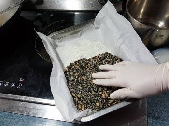 step14: 再倒入已有椰絲的盤上,用手輕輕壓實,面再灑上椰絲