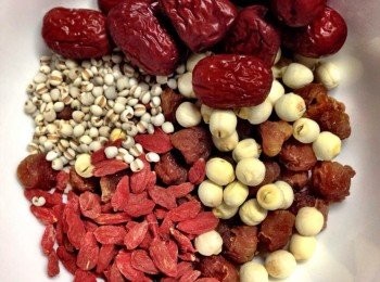 step1: 。把所有材料洗淨備用、桑寄生用水沖走表面塵後放入煲湯袋