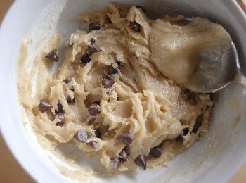 step2: 加入麵粉及巧克力碎拌勻，成較黏的麵團，如太黏，可多加點麵粉