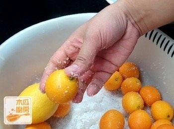 step1: 先用粗鹽將柑桔和檸檬搓揉表面，再用水沖洗乾淨並抹乾