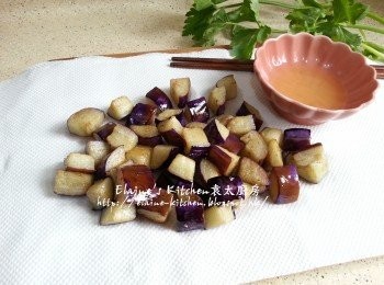 step7: 放入鑊內炒至微黃色及軟身 , 盛起放在廚紙上吸取油份 , 炒茄子的油盛起備用