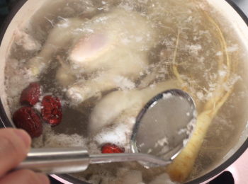 step7: 煮滾途中拿起浮物。