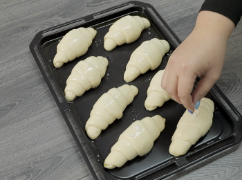 step4: 第二次​發酵40度時間約30分鐘，只要約1.5倍大即可烘烤。
發酵完成後，入爐前搽上橄欖油加上岩鹽點綴。