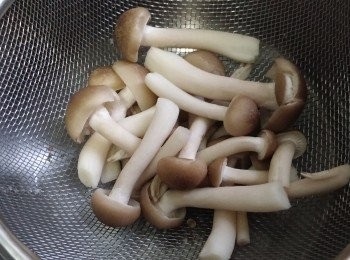 step3: 本菇洗淨漏乾水份。