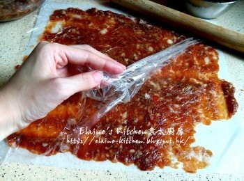 step13: 再放上一張保鮮紙 , 用麵棍壓至薄身 , 除去保鮮紙後連焗爐紙一同放入焗盆內