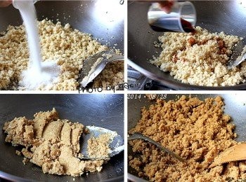 step3: 倒進細砂糖拌炒
再把醬油以線狀慢慢到進鍋中
一邊倒入醬油一邊要不停翻炒攪拌
以免醬料沾粘鍋底而呈現焦味

全程以小火慢慢烘炒
會發現豆渣的顏色漸漸加深、也變得更為鬆散。