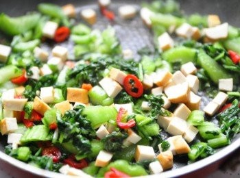 step3: 再放入豆乾丁均勻略炒數下不需調味即可起鍋(喜歡重口味的可以多放小辣椒及胡椒鹽)