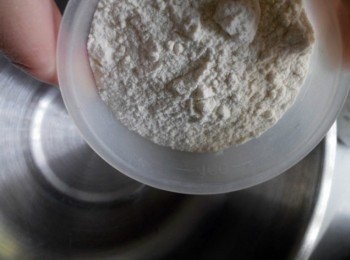 step2: 我是用米杯量，3杯麵粉