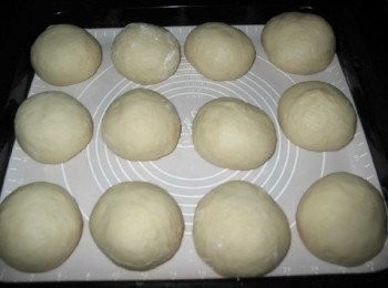 step7: 再揉園，放在烤盘进行二次醒发，發酵至兩倍大，刷上全蛋液，烤箱預熱160度上下火18分鐘至表面金黃。